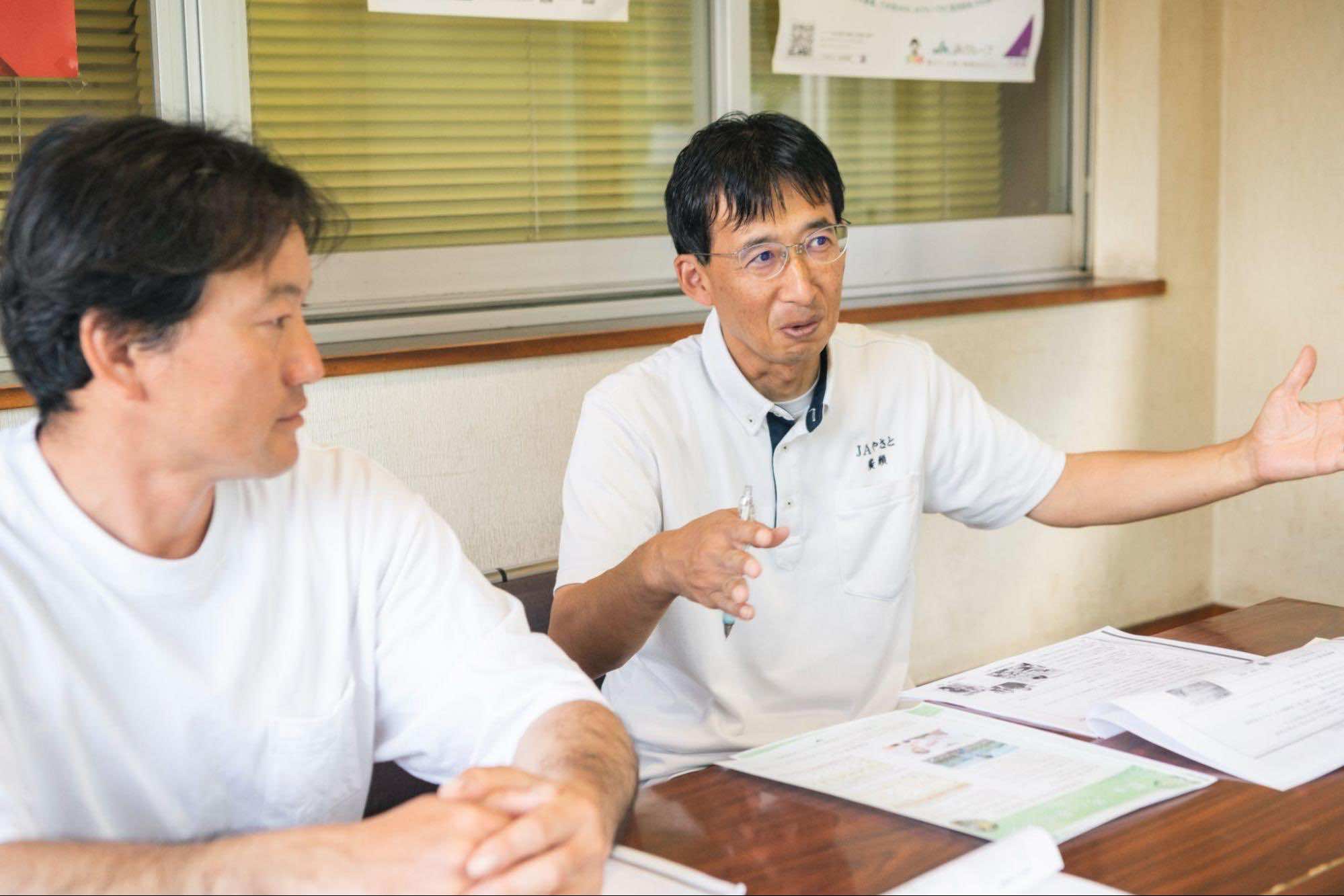 （左）ＪＡやさと有機栽培部会長の田中さん（右）ＪＡやさと営農指導課課長の廣瀬さん